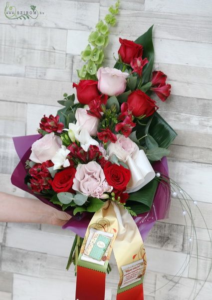 Graduation Blumenstrauß mit roten Rosen (17 Stämme)