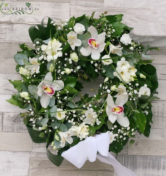 Small ivy wreath with white flowers (37 cm 11 stems)