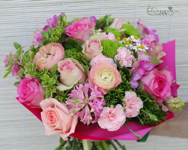 Pink round bouquet of roses, buttercups (27 stems)