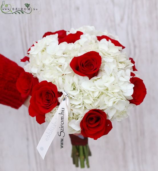 Rote Rosen mit weißen Hortensien (12 Stiele)