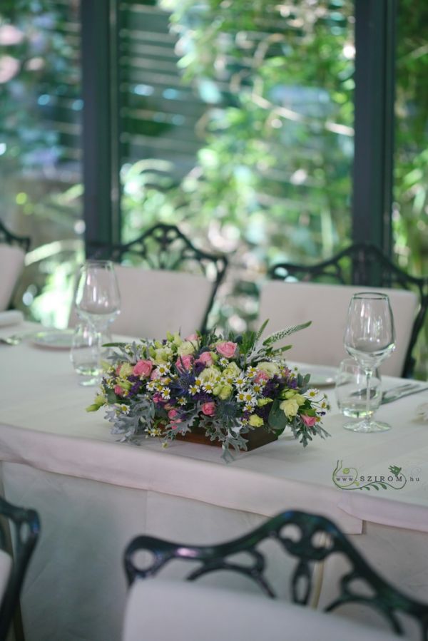 Haupttisch Herzstück mit wilden Blumen (Sprayrose, Lisianthus, Kamille, Eryngium) Pavillon de Paris, Budapest