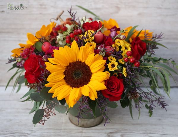 Rustikales Blumenarrangement im Herbst mit Kürbis (30 Stängel)