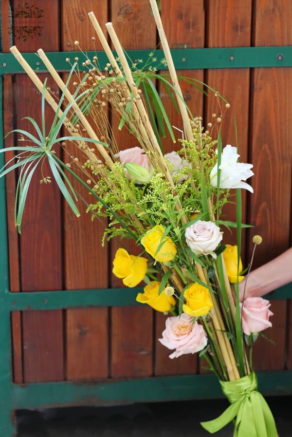 Sommerlicher Parallelstrauß mit Rosen, Lilien, Kleinblumen, Bambus (21 Blüten)