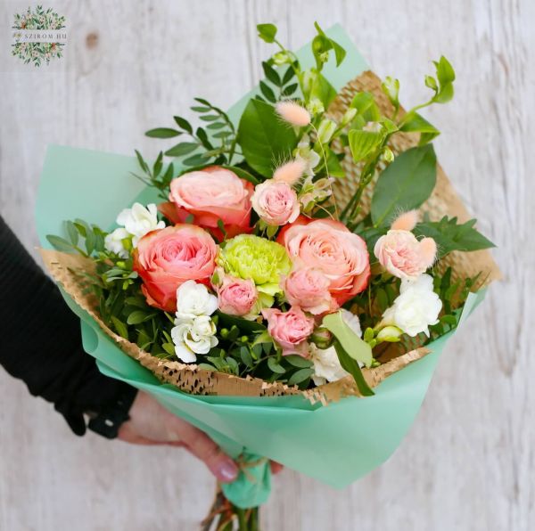 Small bouquet with peach roses and peach bunny grass (12 stems)