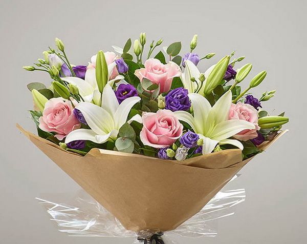 Runder Strauß mit Lisianthus, Rosen, Lilien (12 Stängel)