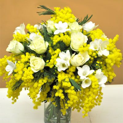 Mimosen und Rosen in Vase (27 Stämme)