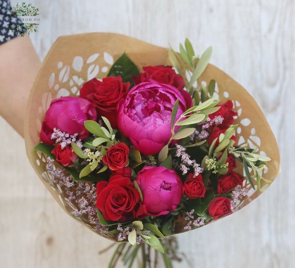 Small peony red rose bouquet (11 stems)