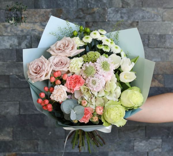 Round bouquet with peach - green colors (22 stems)