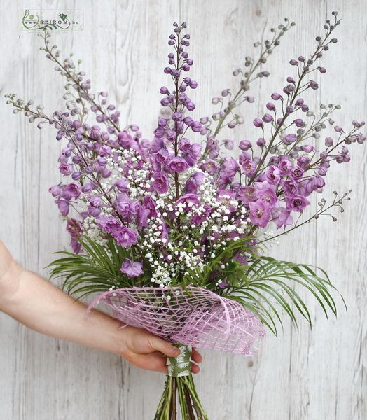 Lila Delphinium Bouquet mit Gypsophila