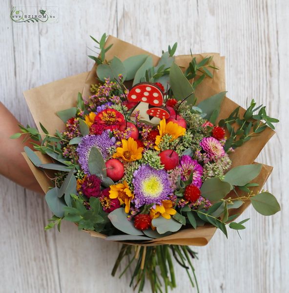 Herbststrauß mit saisonalen Blumen mit apfeln