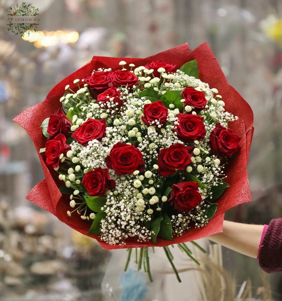 roter-weisser Rosenstrauss aus 33 Blumen