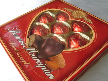 flower delivery Budapest - Szamos marzipan heart-shaped dessert (chocolate) (130g)