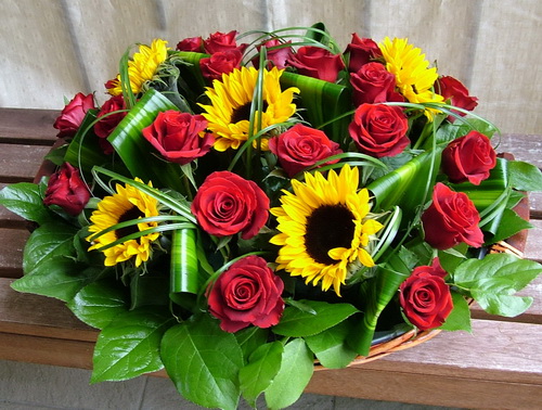 flower delivery Budapest - a basketful of red roses and sunflowers (25 stems)