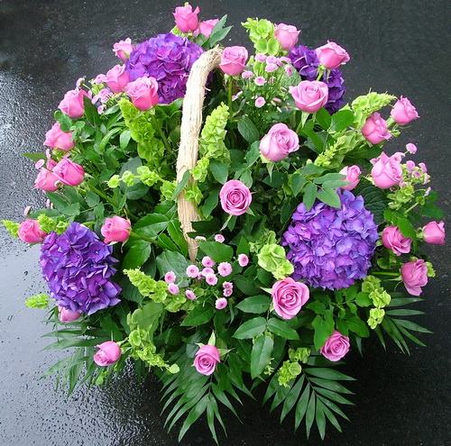 flower delivery Budapest - giant basket with roses, hydrangeas, matricaria (60 stems, 1m)