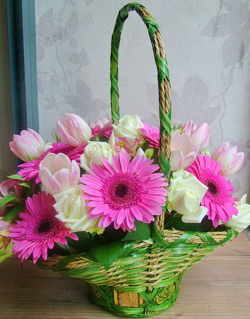 flower delivery Budapest - basket of roses, gerberas, tulips, 30 stems 