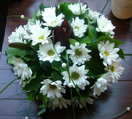 Blumenlieferung nach Budapest - Herzstück mit Chrysantheme (20cm)