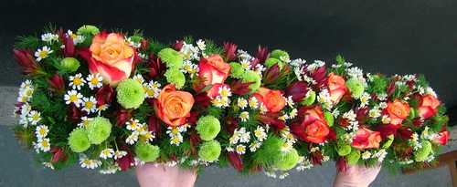 flower delivery Budapest - long centerpiece with orange roses (80cm)