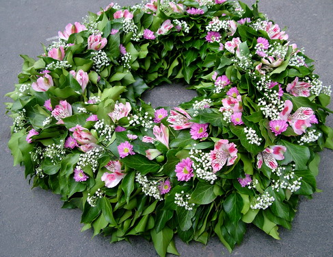 flower delivery Budapest - ivy wreath with pink alstromerias (60 cm)