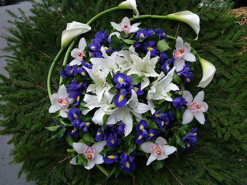 flower delivery Budapest - standing wreath with white lilies, callas and irises (1.2 m)