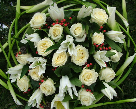 flower delivery Budapest - wreath with bent callas, lilies, roses (1.1 m)