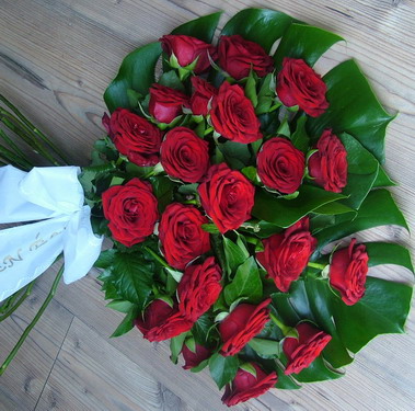 Virágküldés Budapest - 20 szál prémium vörös rózsa sírcsokorban, félkör forma