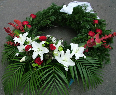 flower delivery Budapest - big greek wreath with white lilies and red roses (1.3 m)
