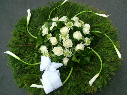 flower delivery Budapest - dome wreath with white roses, ornithogalums and callas (1 m)