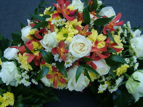 flower delivery Budapest - ivy wreath with roses, dendrobium orchids and chrysanthemums (65 cm)