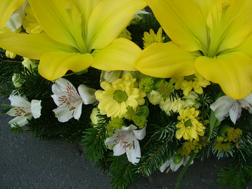 flower delivery Budapest - ivy wreath with yellow lilies, chrysanthemums and alstromerias (60 cm)