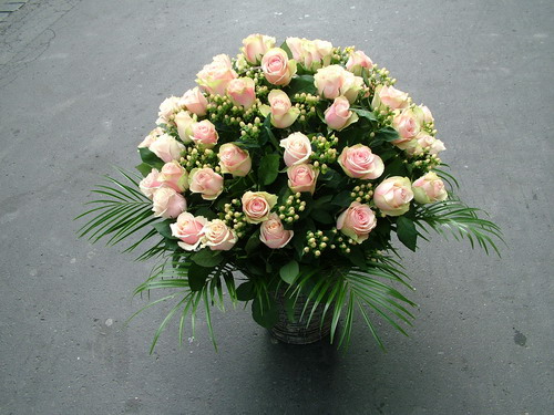 flower delivery Budapest - standing basket of 60 premium peach roses and 20  hypericums (1 m)