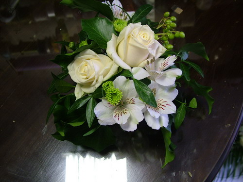 flower delivery Budapest - small urn arrangement with roses and alstromerias (18 cm)