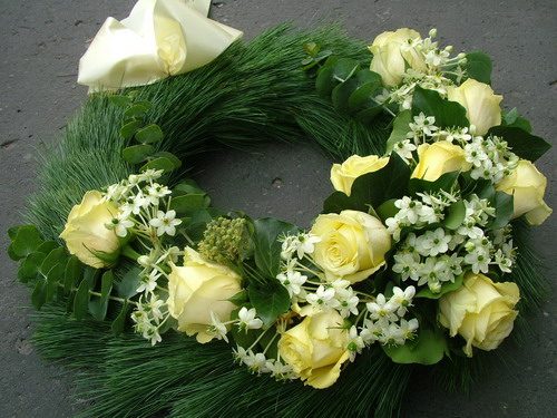 flower delivery Budapest - Bhutan pine wreath with ornithogalums and roses (50 cm)