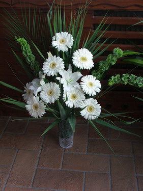 Virágküldés Budapest - vázában 10 szál gerbera, 3 szál liliom (60cm)