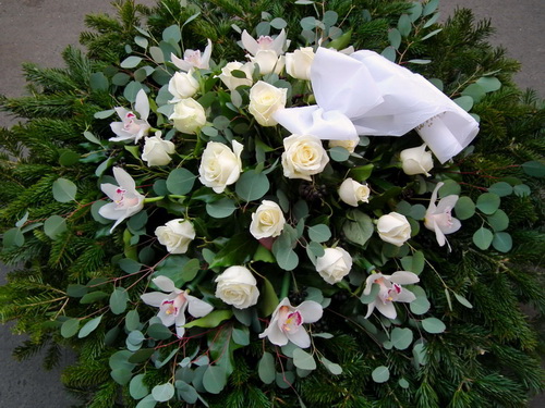 Blumenlieferung nach Budapest - Trauer Kranz mit Rosen, Orchideen und Eukalyptus (1m)