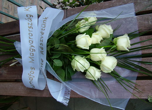 Virágküldés Budapest - sírcsokor 10 prémium rózsából