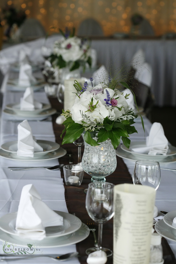 Asztaldísz, Bagolyvár Inárcs (hortenzia, rózsa, fehér), esküvő