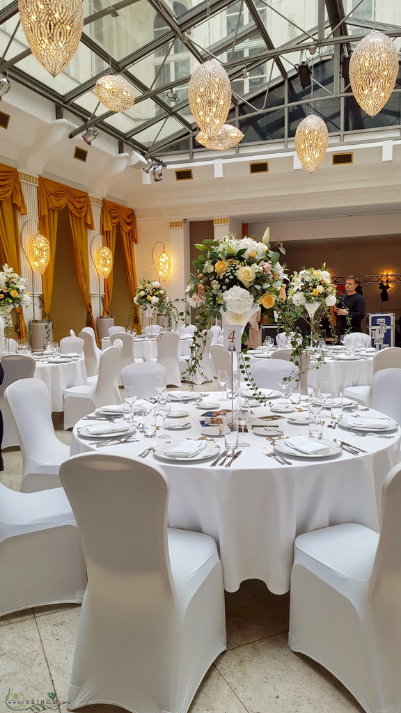 Esküvői magas asztaldísz, Gerbeaud ház átrium terem (hortenzia, rózsa, bokros rózsa, liziantusz, liliom, astrantia, fehér, rózsaszín, barack )