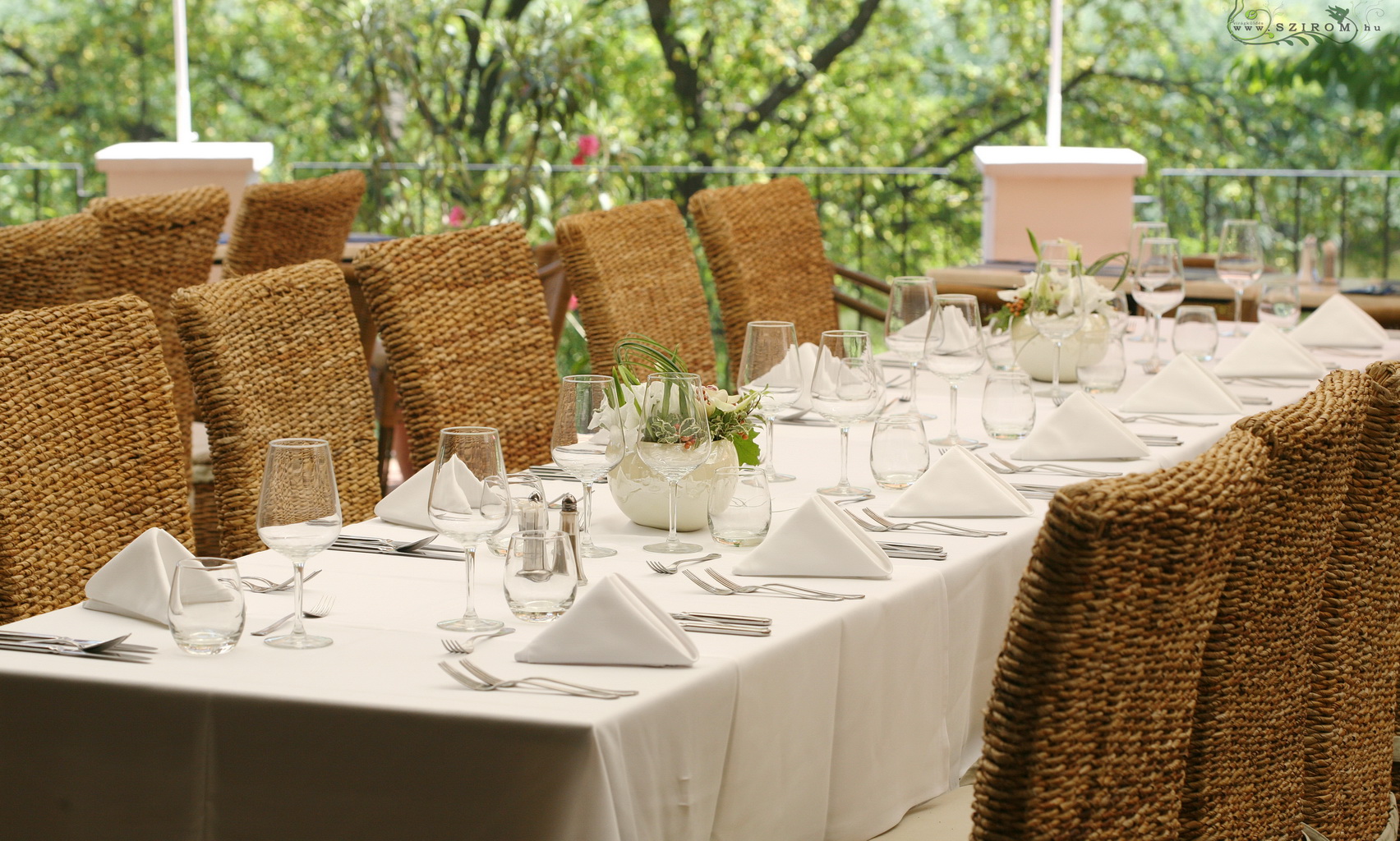 Esküvői asztaldísz , Hemingway étterem Budapest (orchidea, írisz, fehér, zöld)
