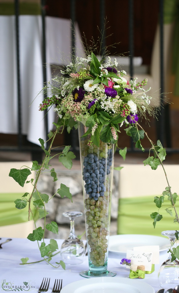 Asztaldísz borászati szőlős stílus (fehér, lila, kék, rózsaszín, őszirózsa, rózsa, sóvirág, sedum)  Bélapátfalva, esküvő