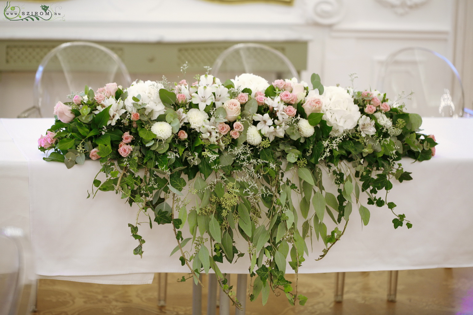 Főasztaldísz Festetics Palota (hortenzia, bokros rózsa,rózsa, dália, alstromelia, fehér, rózsaszín), esküvő
