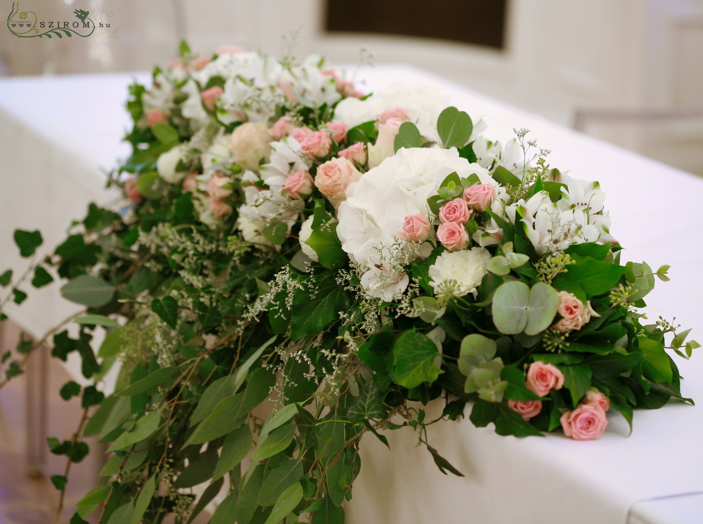 Főasztaldísz Festetics Palota (hortenzia, bokros rózsa, alstromelia, fehér, rózsaszín), esküvő