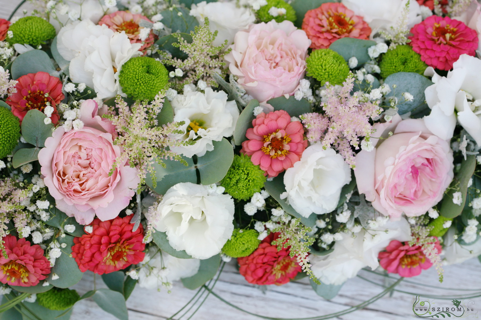 Főasztaldísz Mókus Budapest (angol rózsa, liziantusz, krizantém, rézvirág, fehér, korall, barack, rózsaszín, zöld), esküvő