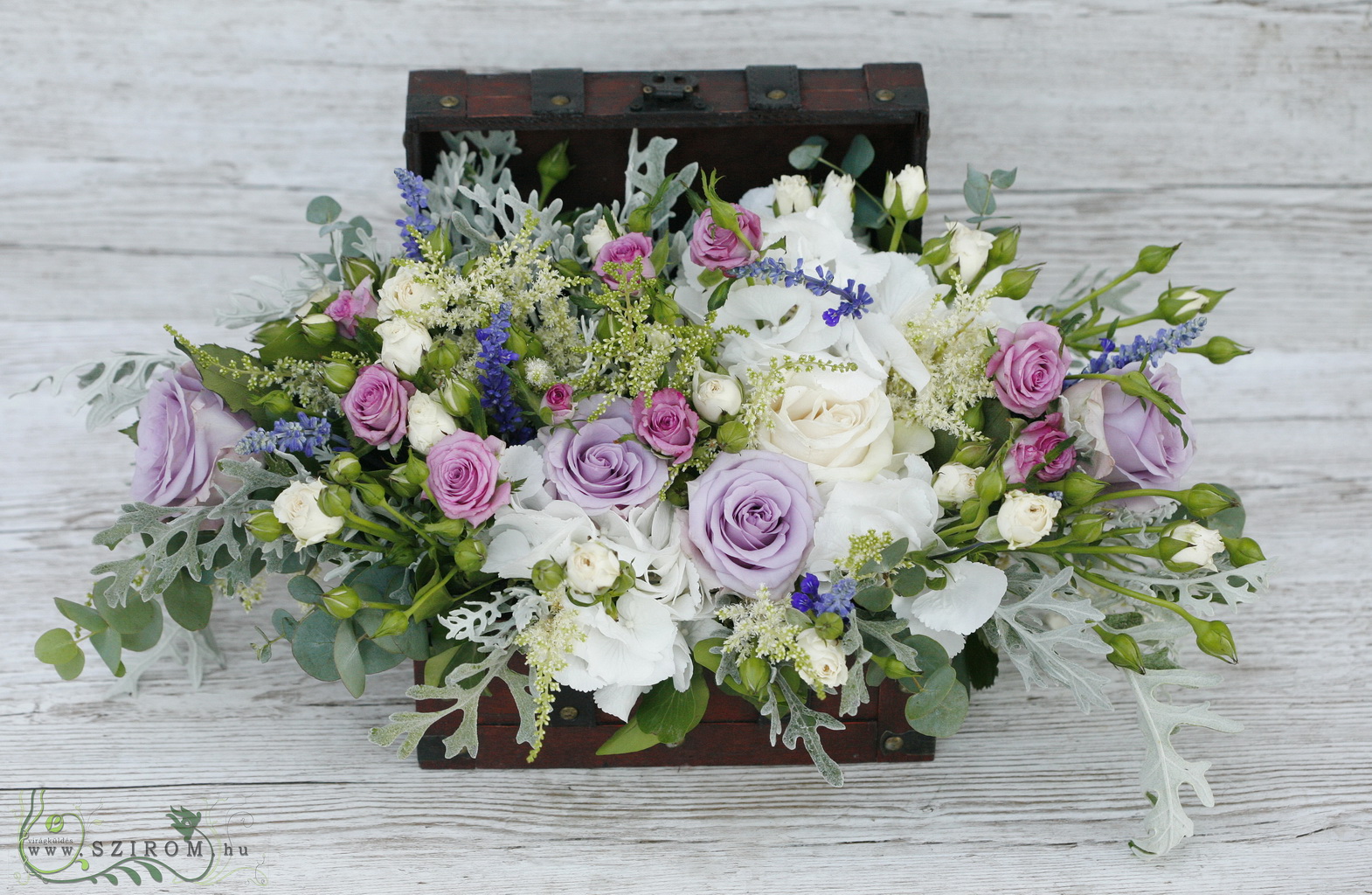 Főasztaldísz Bagolyvár (hortenzia, bokros rózsa, rózsa, lila, fehér, rózsaszín)), esküvő