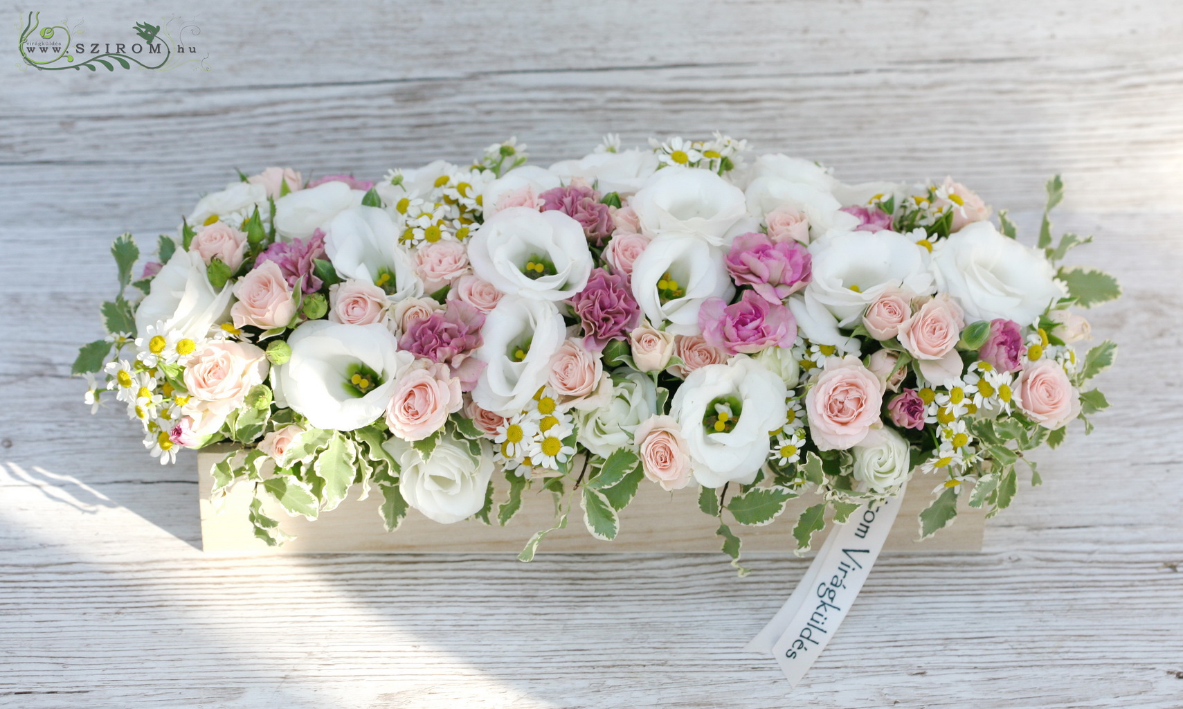 Főasztaldísz (rózsa, liziantusz, szegfű, kamilla, fehér , rózsaszín), esküvő