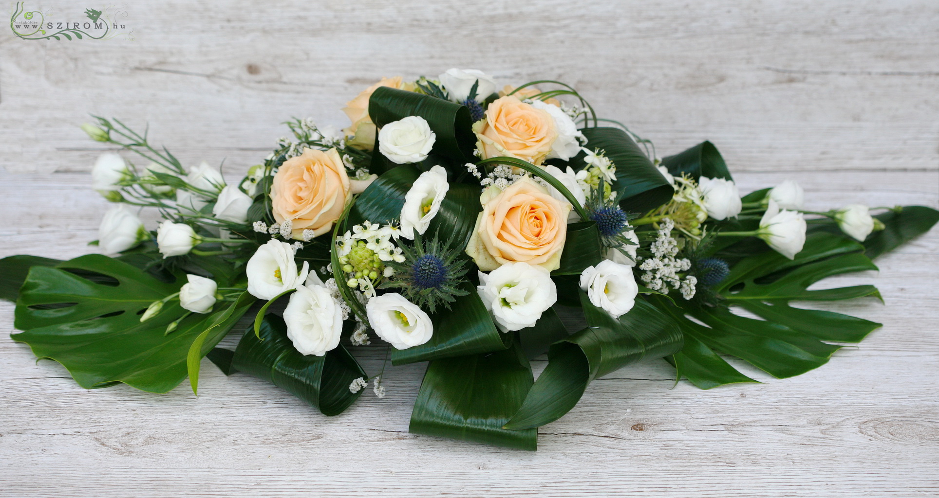 Főasztaldísz (rózsa, bokros rózsa, liziantusz, eryngium, ornithogalum, fehér, barack) , esküvő