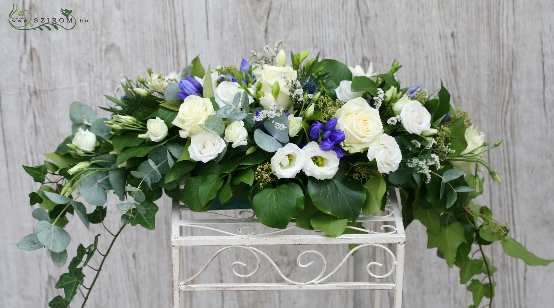 Főasztaldísz (rózsa, liziantusz, eryngium, encián, kék, fehér), esküvő