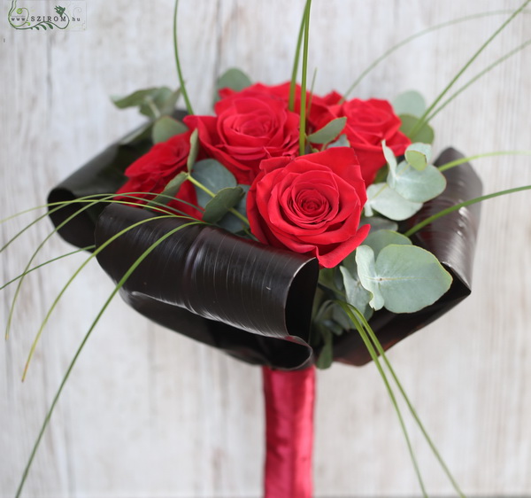 flower delivery Budapest - 5 roses with black cordyline leafs