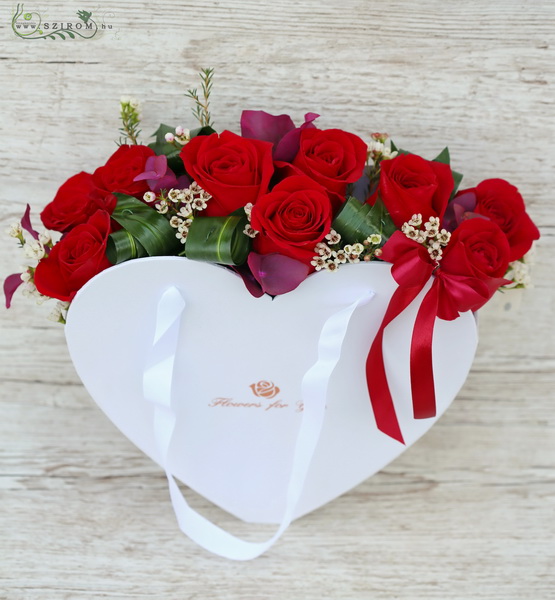 Virágküldés Budapest - Szív doboz selyem akasztóval, 10 vörös rózsával, apró virágokkal (25cm)