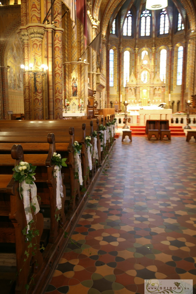 esküvői padsordísz 1 db (rózsa, fehér, borostyán), Mátyás templom