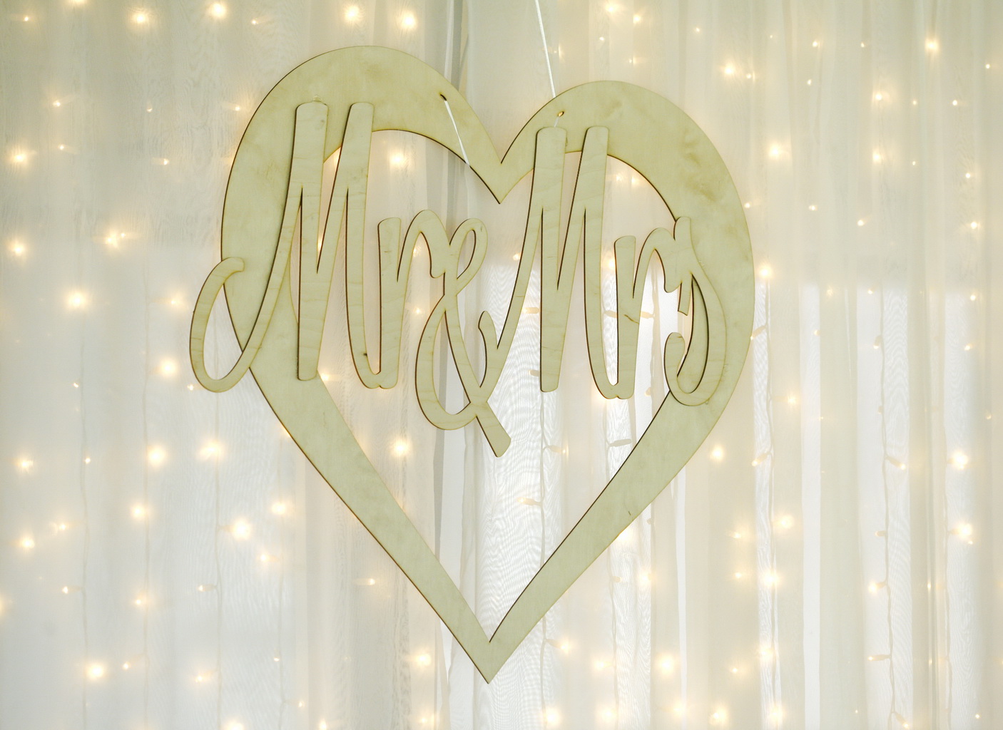 fából készült Mr and Mrs dekorációs dísz, fényfüggöny, Bagolyvár, esküvő